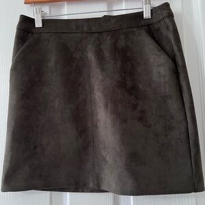 NWT Vero Moda faux suede skirt with exposed zipper in back. EU XS